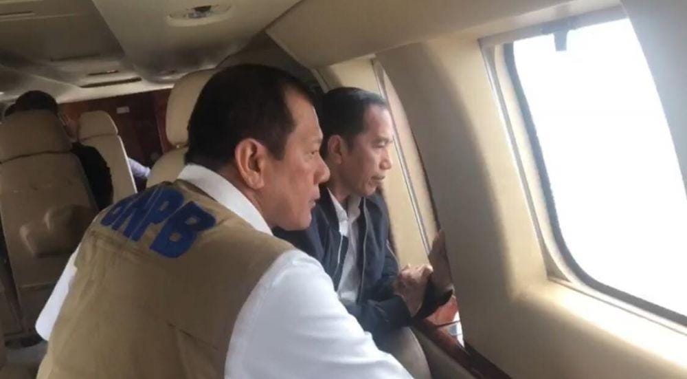 Presiden Jokowi bersama Kepala BNPB Doni Monardo meninjau daerah terdampak longsor di Kabupaten Bogor. (Istimewa)