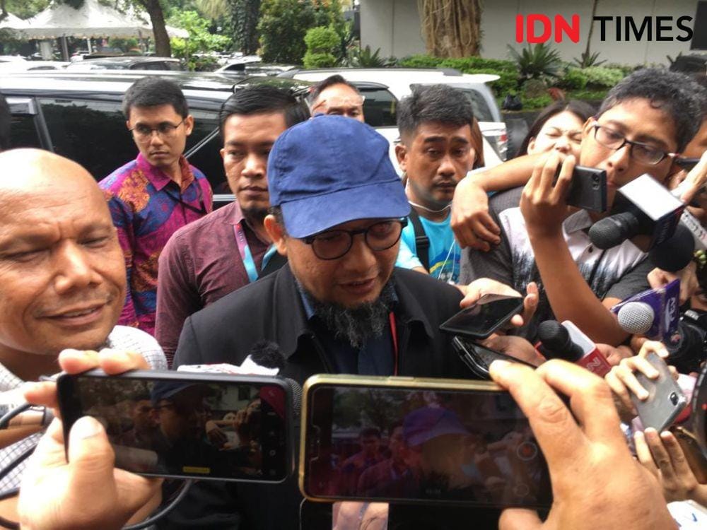 Novel Baswedan memenuhi panggilan penyidik Polda Metro Jaya, Senin (6/1) (IDN Times/Axel Jo Harianja)