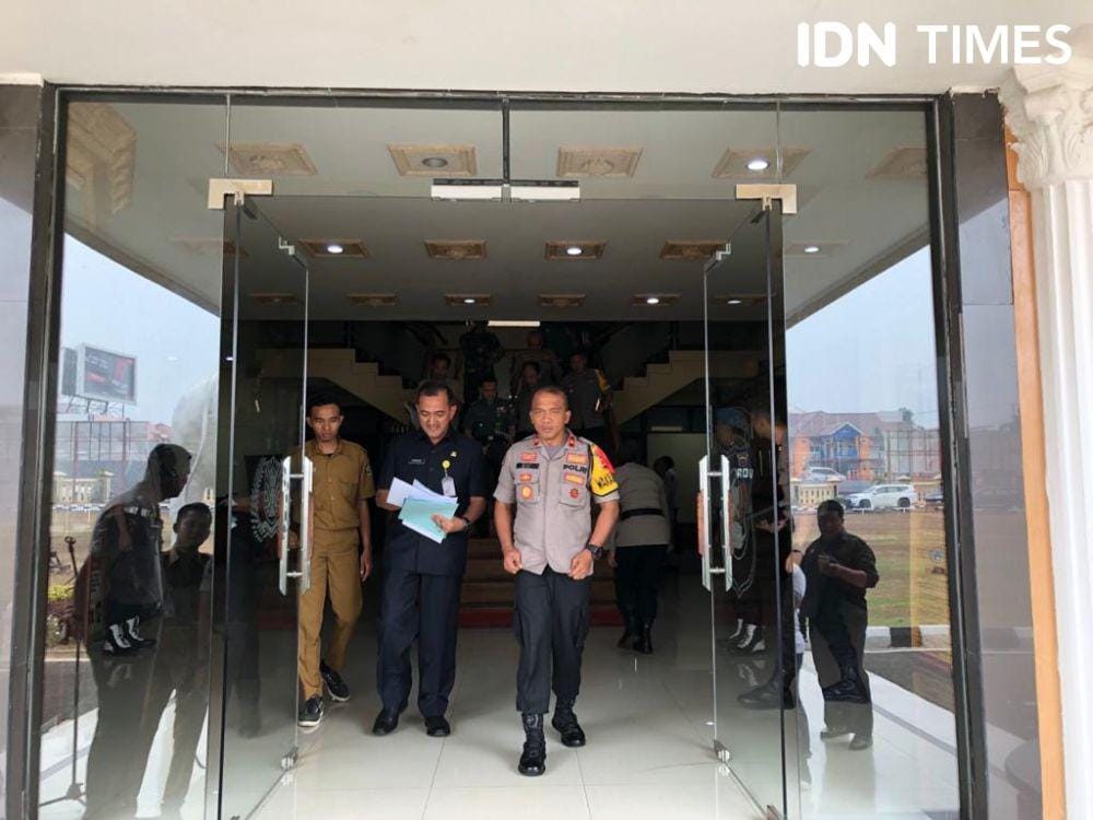 Rudi Setiawan memimpin rapat koordinasi forkompinda (IDN Times/Rangga Erfizal)