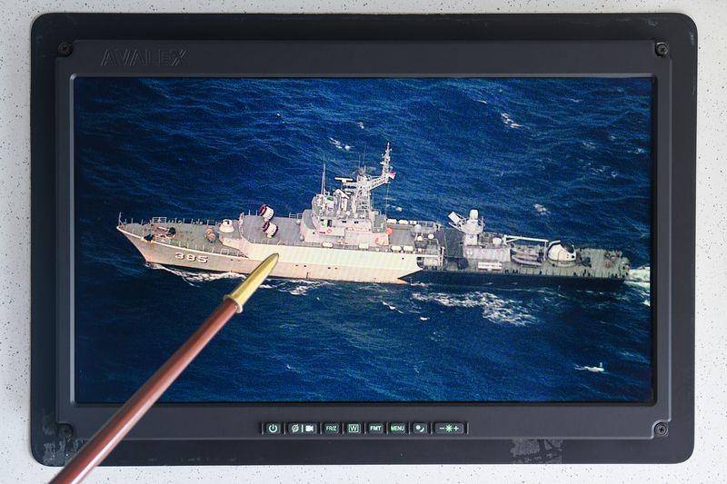 (KRI Teuku Umar 385 tengah menghalau kapal coast guard Tiongkok di perairan Natuna) ANTARA FOTO/M.Risyal Hidayat