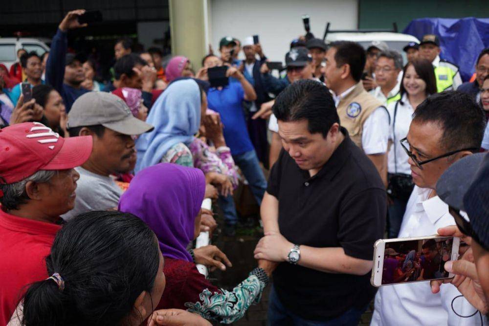 (Menteri BUMN Erick Thohir mengunjungi korban bencana banjir di Jakarta Barat) Dok. IDN Times/Istimewa