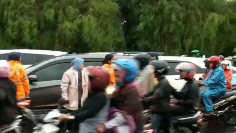 Wali Kota Surabaya Tri Rismaharini turun tangan saat hujan disertai angin melanda Surabaya, Minggu (5/1). Screenshoot video Humas Pemkot Surabaya
