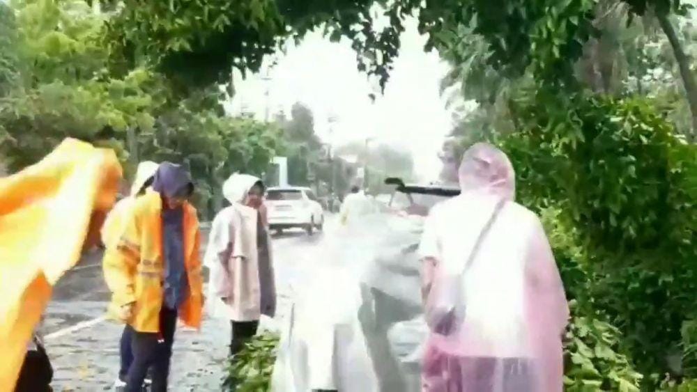 Wali Kota Surabaya Tri Rismaharini turun tangan saat hujan disertai angin melanda Surabaya, Minggu (5/1). (Screenshoot video Humas Pemkot Surabaya)