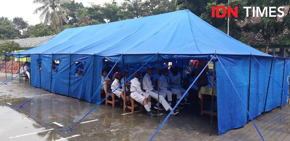 Kondisi tenda darurat tempat siswa SDN Cirimekar 02, Bogor belajar pasca sekolah rubuh akibat hujan lebat (IDN Times/Margith Juita Damanik)