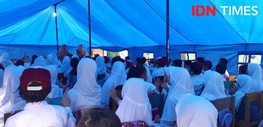 Kondisi tenda darurat tempat siswa SDN Cirimekar 02, Bogor belajar pasca sekolah rubuh akibat hujan lebat (IDN Times/Margith Juita Damanik)