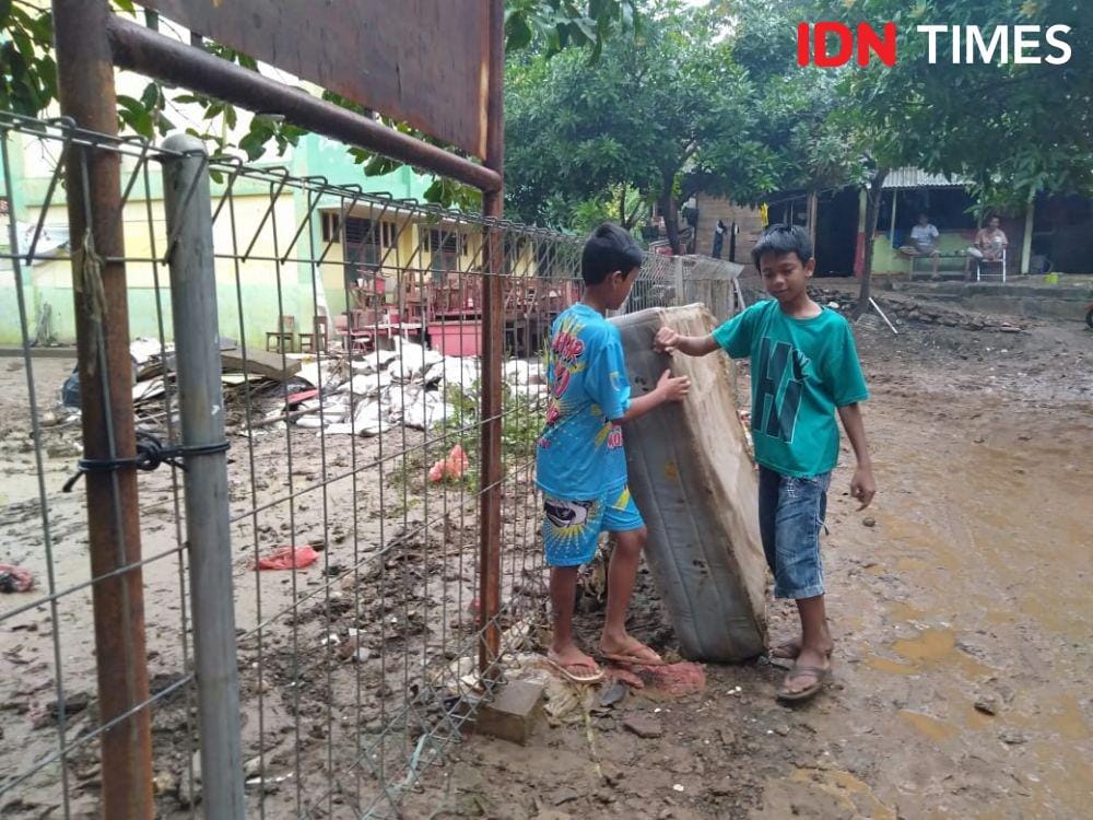 Nama Daud Hexa dan Habiburrahman datang ke sekolah SDN Jatirasa V untuk membersihkan sekolah, Senin (6/1). IDN Times/Dini Suciatiningrum