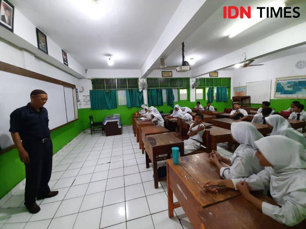 Kegiatan belajar mengajar, sekolah, SMP, KBM, suasana kelas, pelajar, guru, murid, SMP 207 Jakarta (IDN Times/Gregorius Aryodamar P)