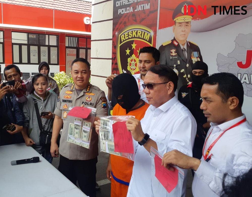 Konferensi pers rilis ungkap kasus uang palsu di Ditreskrimum Polda Jatim, Senin (6/1). IDN Times/Ardiansyah Fajar