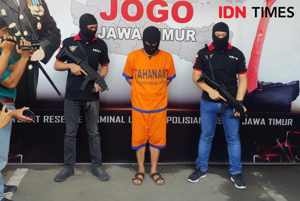 Konferensi pers rilis ungkap kasus uang palsu di Ditreskrimum Polda Jatim, Senin (6/1). IDN Times/Ardiansyah Fajar