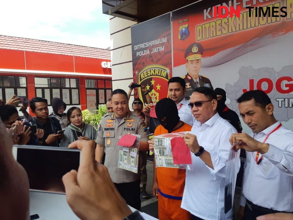 Konferensi pers rilis ungkap kasus uang palsu di Ditreskrimum Polda Jatim, Senin (6/1). IDN Times/Ardiansyah Fajar