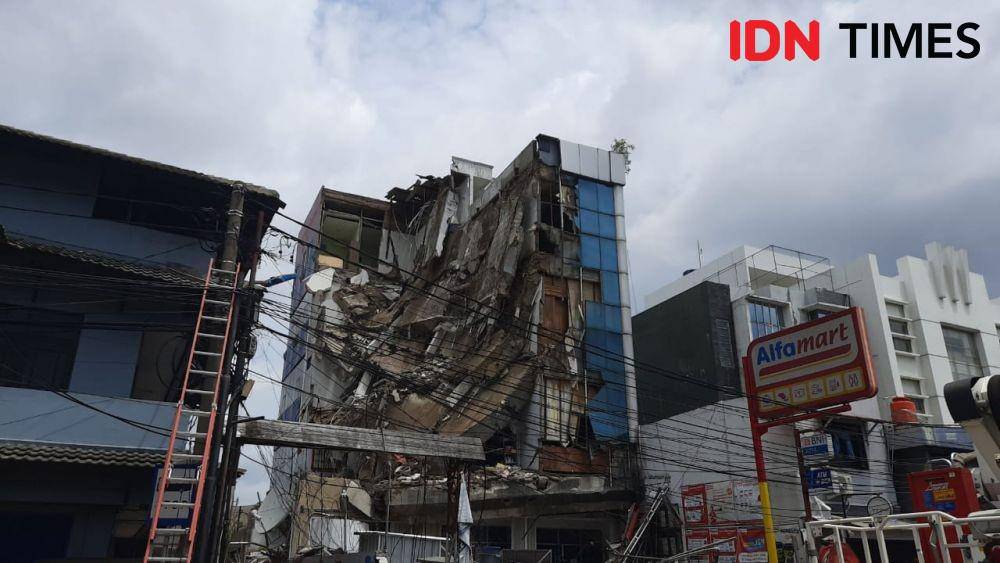 Gedung ambruk di Slipi, Jakarta Barat, Rabu (6/1). (IDN Times/Gregorius Aryodamar P)