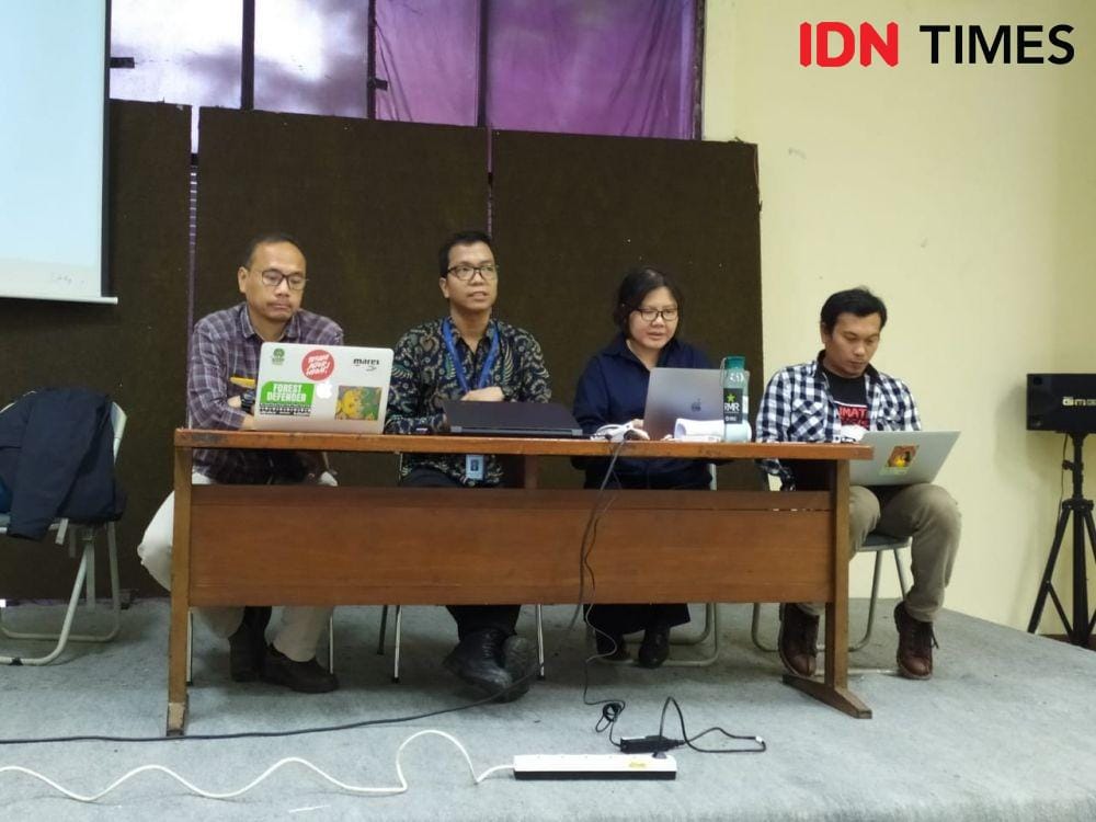 LBH Jakarta, Greenpeace, Walhi Jakarta, Rujak Center for Urban Studies konferensi pers Banjir 2020 (IDN Times/Aldzah Fatimah Aditya)
