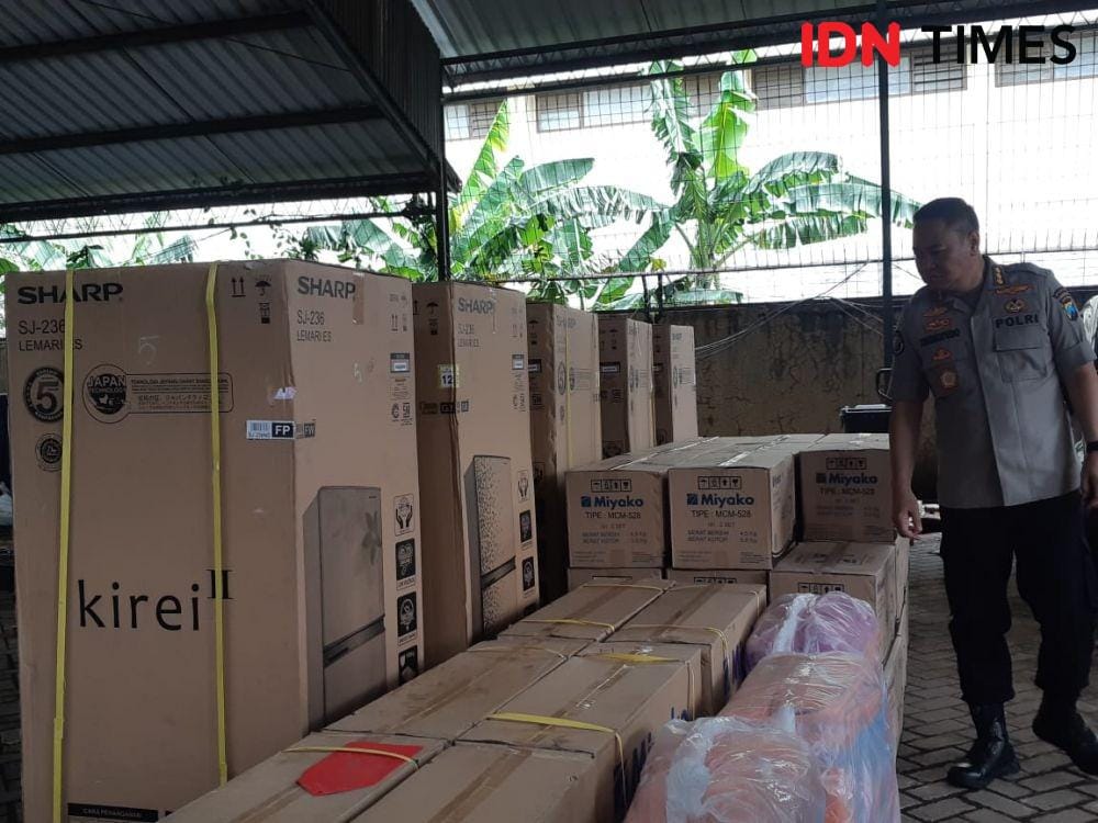 Kabid Humas Polda Jatim Kombes Pol Trunoyudo Wisnu Andiko saat meninjau barang sitaan investasi bodong MeMiles di Mapolda, Senin (6/1). IDN Times/Ardiansyah Fajar