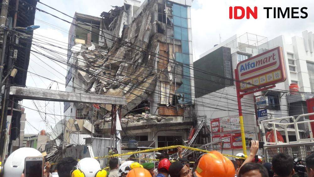 Gedung ambruk di Slipi, Jakarta Barat (6/1/2020) (IDN Times/Muhamad Iqbal)