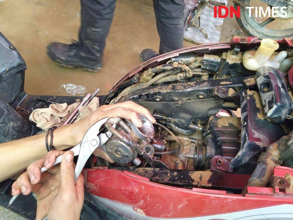Servis Gratis Honda untuk warga yang terkena banjir di Pondok Gede Permai, Senin (6/1) (IDN Times/Dini Suciatiningrum)