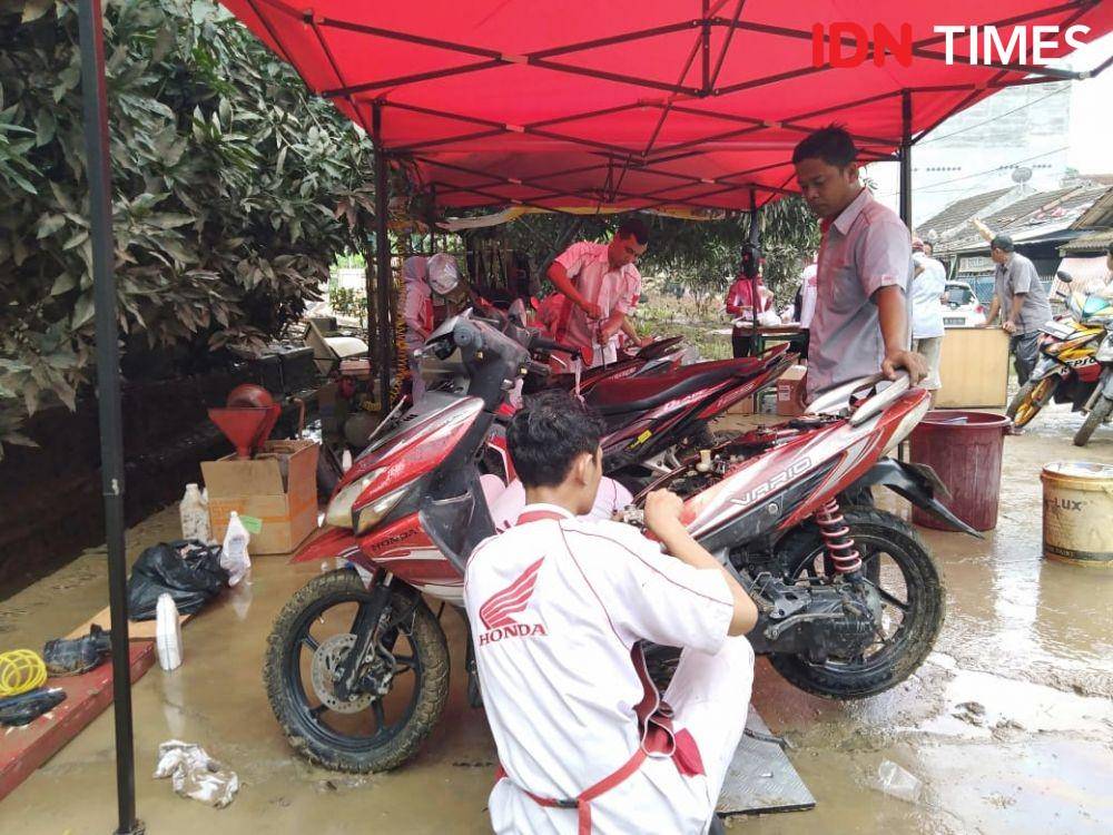 Servis Gratis Honda untuk warga yang terkena banjir di Pondok Gede Permai, Senin (6/1) (IDN Times/Dini Suciatiningrum)