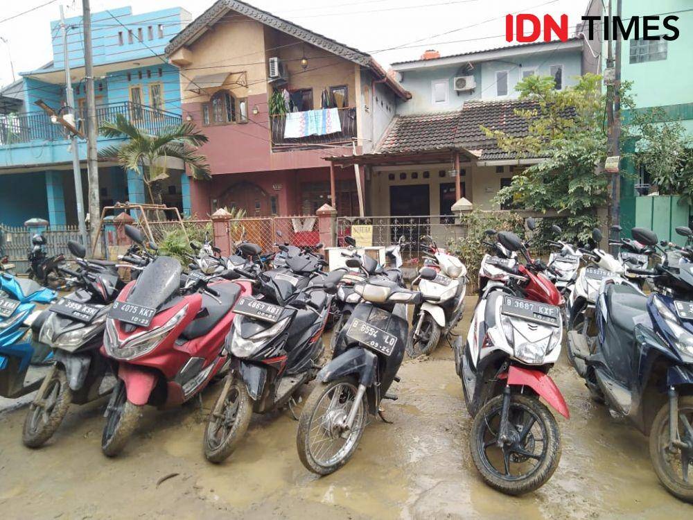 Servis Gratis Honda untuk warga yang terkena banjir di Pondok Gede Permai, Senin (6/1) (IDN Times/Dini Suciatiningrum)