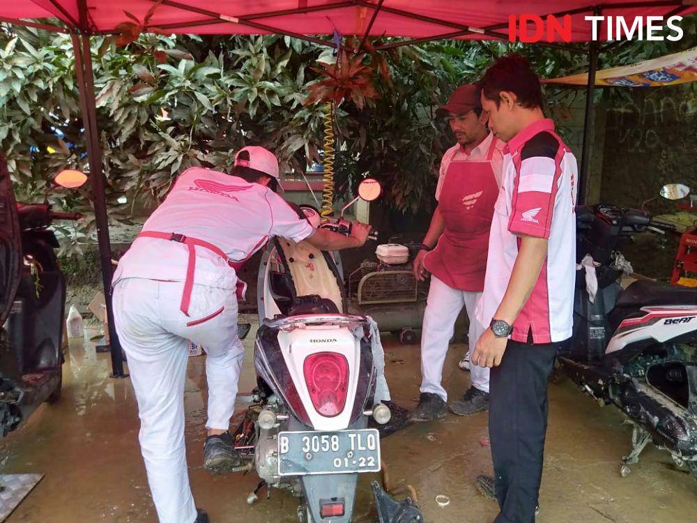 Servis Gratis Honda untuk warga yang terkena banjir di Pondok Gede Permai, Senin (6/1) (IDN Times/Dini Suciatiningrum)