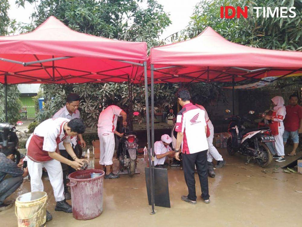 Servis Gratis Honda untuk warga yang terkena banjir di Pondok Gede Permai, Senin (6/1) (IDN Times/Dini Suciatiningrum)