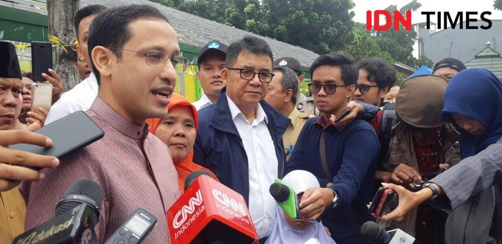 Menteri Pendidikan dan Kebudayaan, Nadiem Anwar Makarim meninjau langsung SDN Cirimekar 02, Bogor. (IDN Times/Margith Juita Damanik)