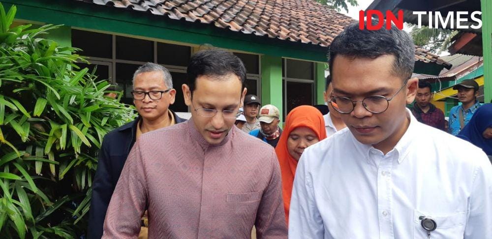 Menteri Pendidikan dan Kebudayaan, Nadiem Anwar Makarim meninjau langsung SDN Cirimekar 02, Bogor. (IDN Times/Margith Juita Damanik)