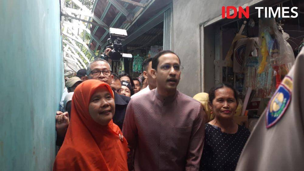 Menteri Pendidikan dan Kebudayaan, Nadiem Anwar Makarim meninjau langsung SDN Cirimekar 02, Bogor. (IDN Times/Margith Juita Damanik)