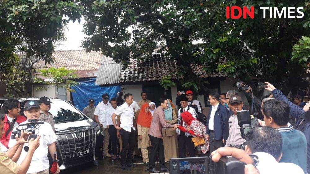 Menteri Pendidikan dan Kebudayaan, Nadiem Anwar Makarim meninjau langsung SDN Cirimekar 02, Bogor. (IDN Times/Margith Juita Damanik)