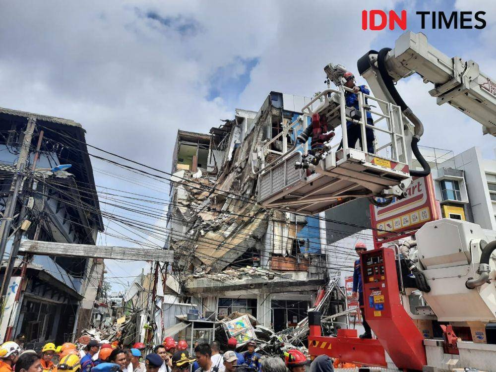 Gedung ambruk di Slipi, Jakarta Barat, Rabu (6/1). (IDN Times/Gregorius Aryodamar P)