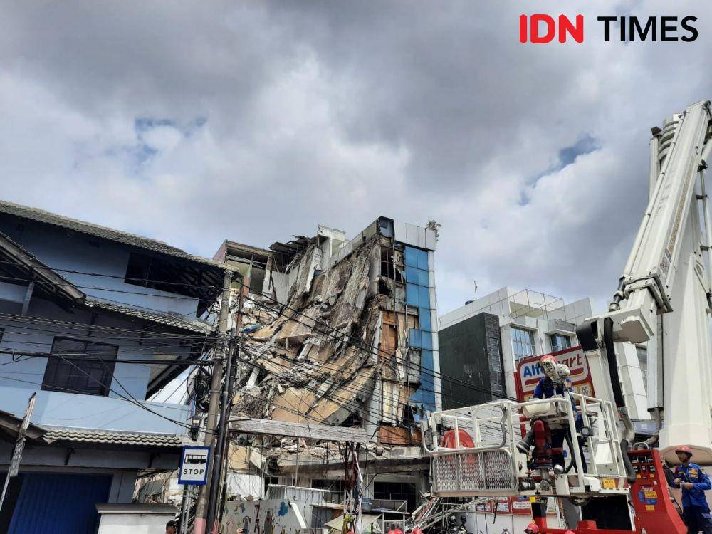 Gedung ambruk di Slipi (6/1/2020) (IDN Times/Gregorius Aryodamar P)