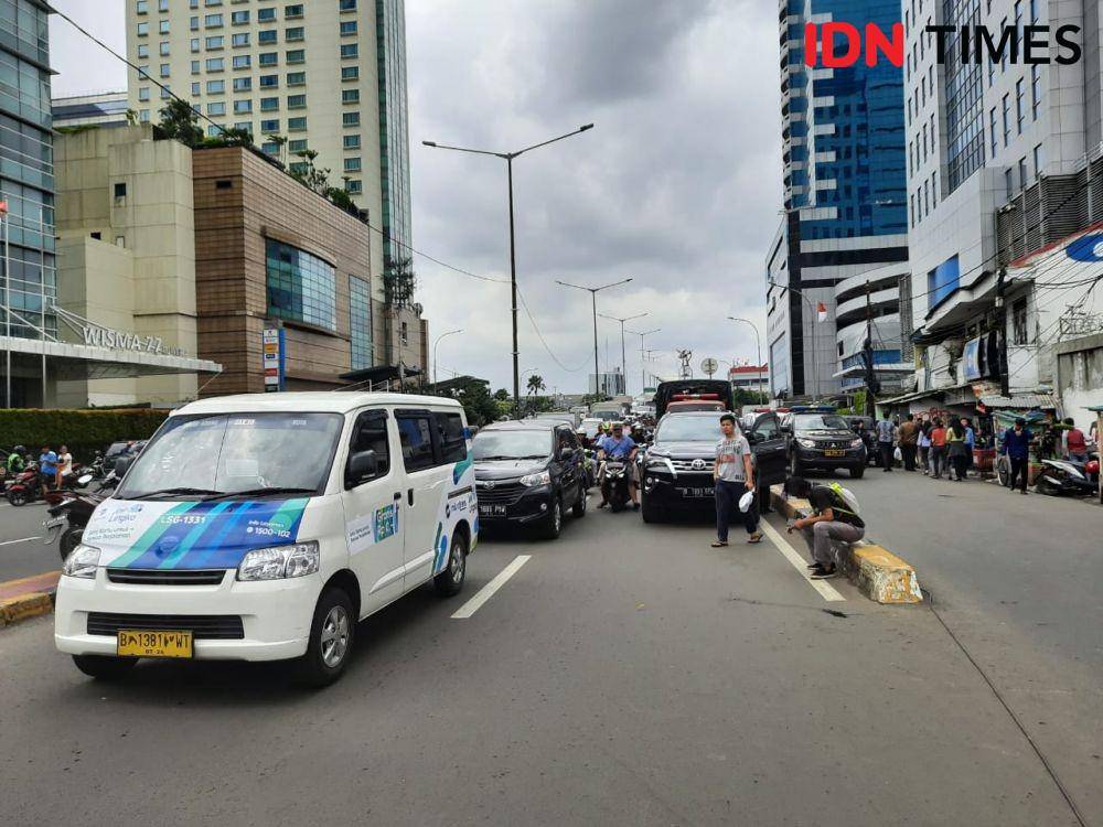 Jalan depan Gedung Ambruk di Slipi (6/1). (IDN Times/Gregorius Aryodamar P)