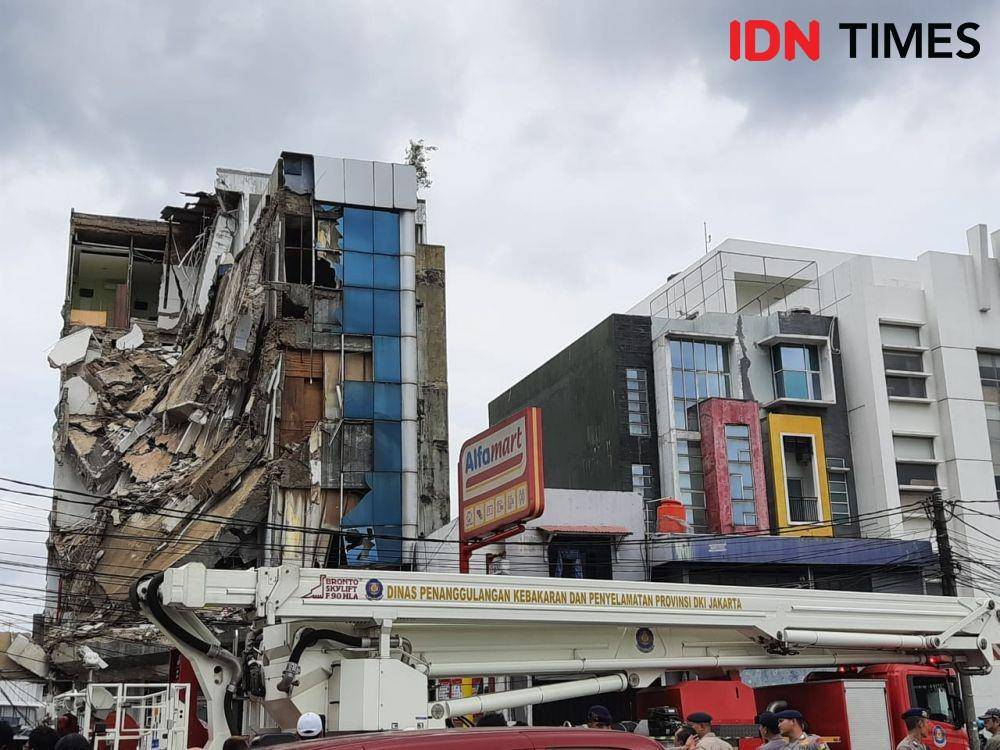 Jalan depan Gedung Ambruk di Slipi (6/1/2020) (IDN Times/Gregorius Aryodamar P)