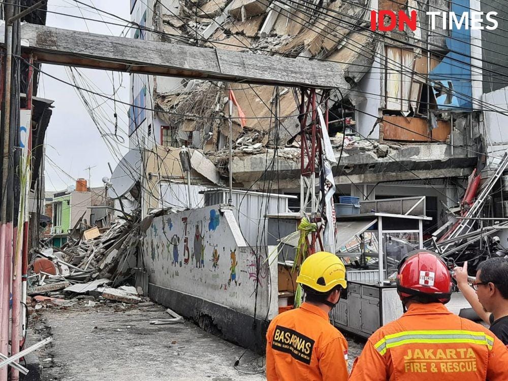 Gedung ambruk di Slipi, Jakarta Barat, Senin (6/1). (IDN Times/Gregorius Aryodamar P)