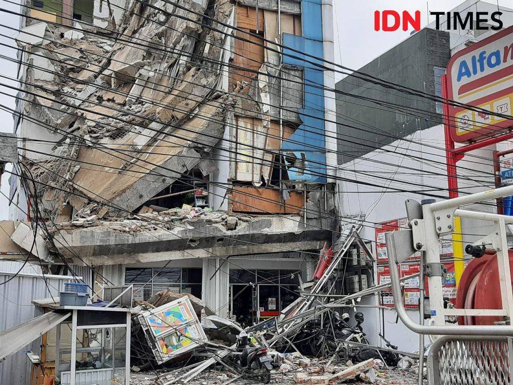 Gedung ambruk di Slipi, Jakarta Barat, Senin (6/1). (IDN Times/Gregorius Aryodamar P)