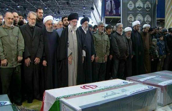 Pemimpin Tertinggi Iran Ayatollah Ali Khamanei dan Presiden Iran Hassan Rouhani berada di barisan depan saat menyalati jenazah Jenderal Qassem Soleimani di Tehran, Iran, pada 6 Januari 2020. Foto diambil dari situs Kantor Kepresidenan Iran