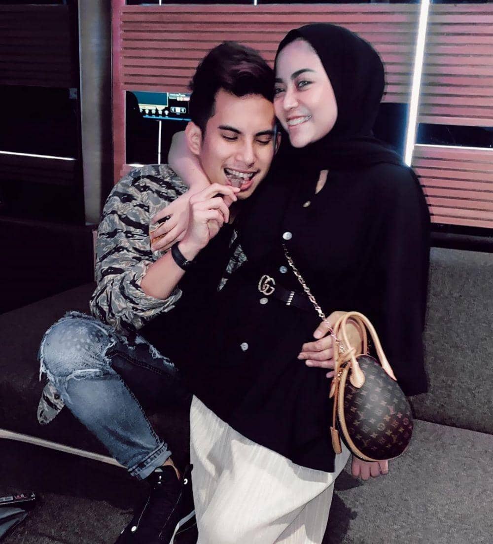 instagram.com/rachelvennya