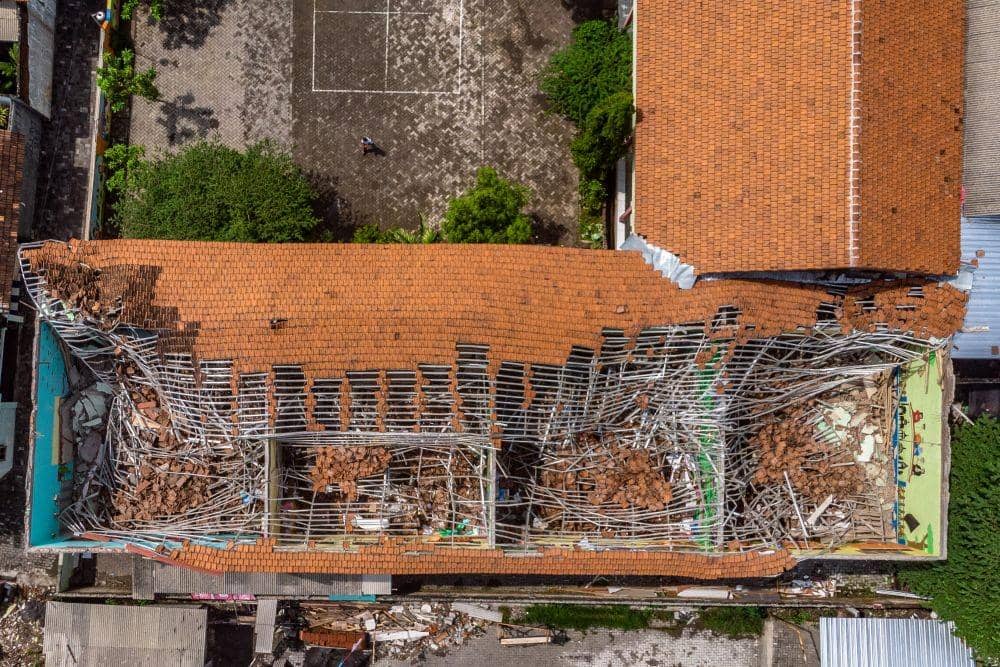 Foto udara suasana ruang kelas atapnya runtuh di SD N 1 Palebon, Pedurungan, Semarang, Jawa Tengah, Selasa (7/1). ANTARA FOTO/Aji Styawan