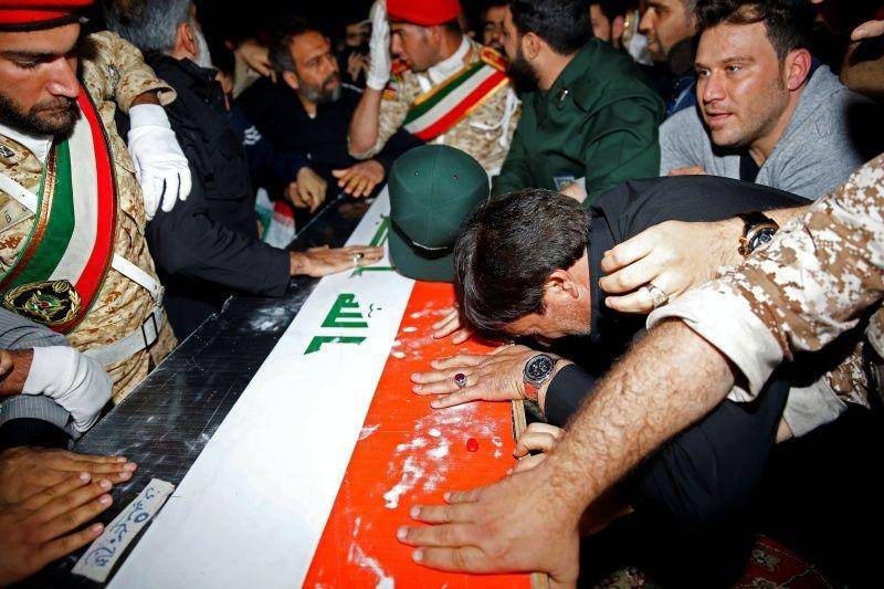 Warga Iran mengangkat peti jenazah komandan milisi Irak Abu Mahdi al-Muhandis, yang tewas dalam serangan udara di bandara Baghdad, di Bandara Internasional Ahvaz, di Ahvaz, Iran, pada 5 Januari 2020. ANTARA FOTO/Hossein Mersadi/Fars news agency/WANA (West Asia News Agency) via REUTERS