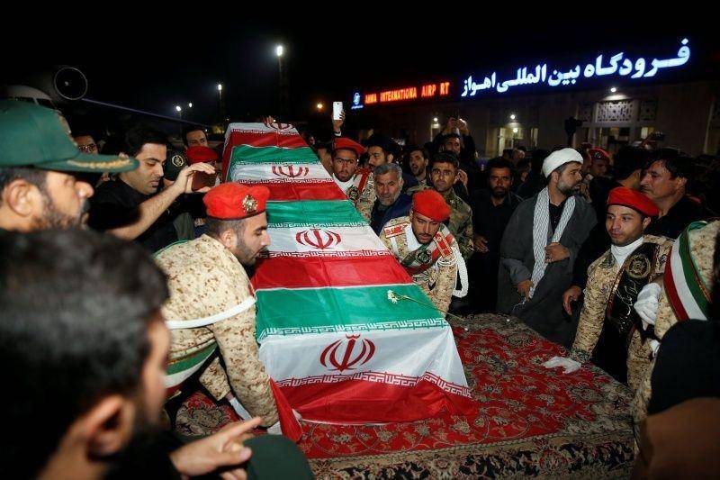 Warga Iran berkumpul mengelilingi peti jenazah Mayor Jenderal Qassem Soleimani, kepala Pasukan elite Quds, yang tewas dalam serangan udara di Bandara Baghdad, di Bandara Internasional Ahvaz, Ahvaz, Iran, pada Minggu, 5 Januari 2020. (ANTARA FOTO/Hossein Mersadi/Fars news agency/WANA [West Asia News Agency] via REUTERS)