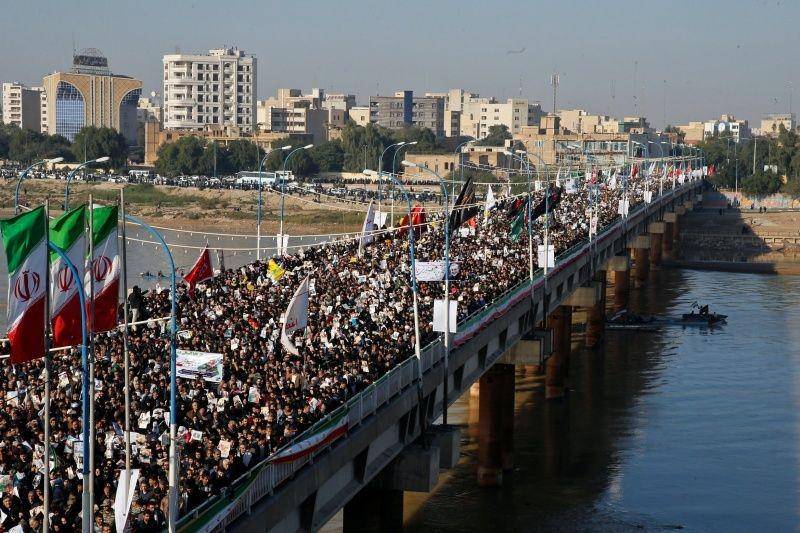 Warga menghadiri prosesi pemakaman bagi Mayor Jenderal Qassem Soleimani, kepala pasukan elite Quds, dan komandan milisi Irak Abu Mahdi al-Muhandis yang tewas dalam serangan udara di bandara Baghdad, di Ahvaz, Iran, pada Minggu, 5 Januari 2020. (ANTARA FOTO/Hossein Mersadi/Fars news agency/WANA [West Asia News Agency] via REUTERS)