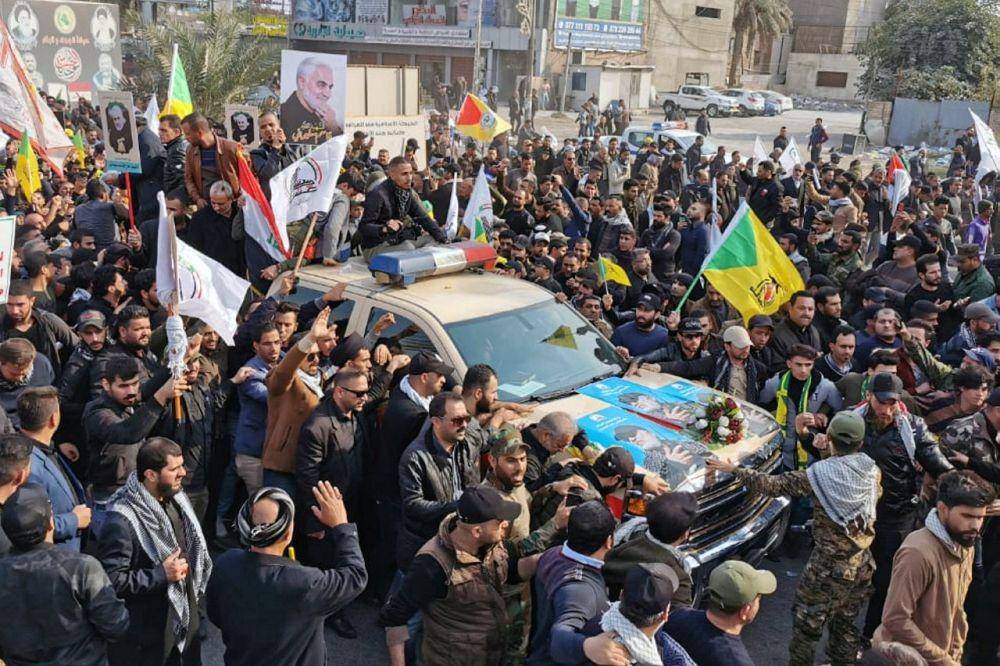 Para pelayat menghadiri pemakaman Mayor Jenderal Iran Qassem Soleimani, komandan pasukan elite Quds, dan komandan milisi Irak Abu Mahdi al-Muhandis, yang terbunuh dalam sebuah serangan udara di bandara Baghdad, Baghdad, Irak, pada 4 Januari 2020. ANTARA FOTO/REUTERS/Thaier al-Sudani