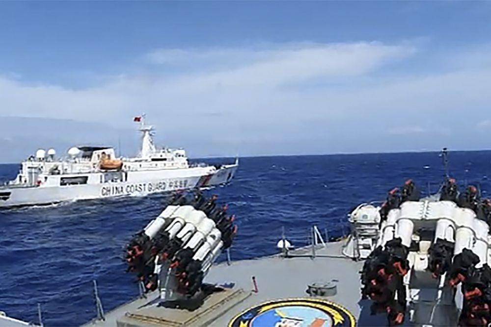 KRI Tjiptadi-381 yang beroperasi di bawah kendali Gugus Tempur Laut (Guspurla) Koarmada I menghalau kapal Coast Guard China saat melakukan patroli di Laut Natuna Utara, Kepulauan Riau. ANTARA FOTO/HO/Dispen Koarmada I