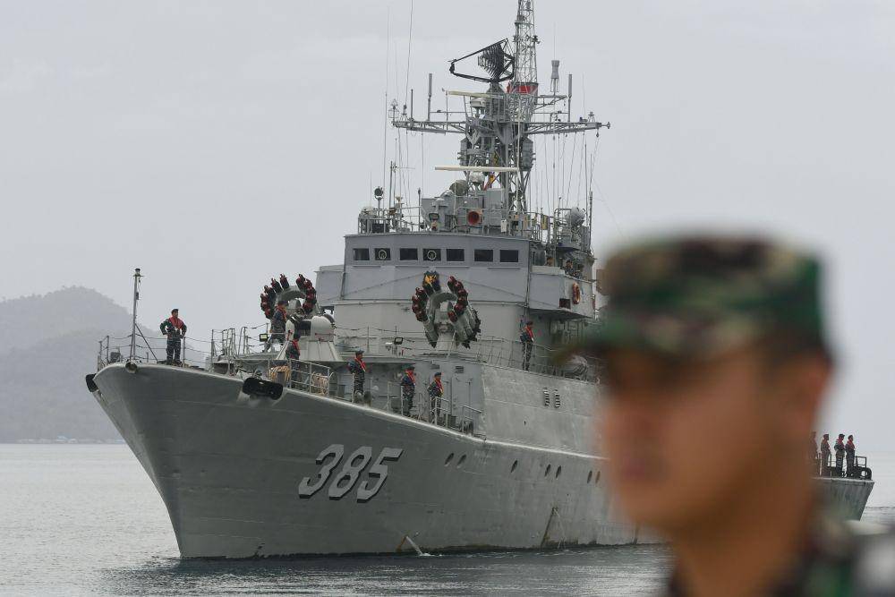 KRI Teuku Umar-385 melakukan peran muka belakang usai mengikuti upacara Operasi Siaga Tempur Laut Natuna 2020 di Pelabuhan Pangkalan TNI AL Ranai, Natuna, Kepulauan Riau. (ANTARA FOTO/M Risyal Hidayat)