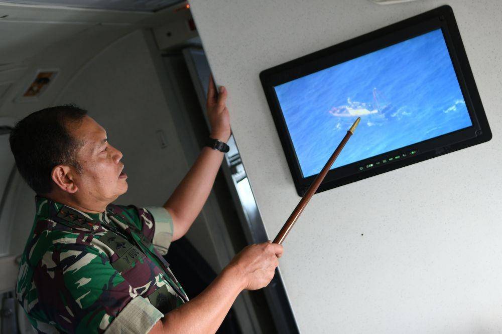 Pergerakan kapal nelayan asing melalui layar yang tersambung kamera intai dari Pesawat Boeing 737 Intai Strategis AI-7301 Skadron Udara 5 Wing 5 TNI AU Lanud Sultan Hasanudin Makassar di Laut Natuna. ANTARA FOTO/M Risyal Hidayat