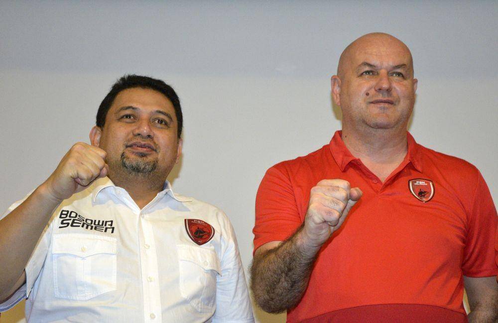 CEO PSM Makassar Munafri Arifuddin (kiri) berfoto bersama pelatih baru PSM Makassar Bojan Hodak (kanan) saat konferensi pers di Makassar, Sulawesi Selatan, Senin (6/1/2020). Pelatih asal Kroasia tersebut menggantikan pelatih sebelumnya Darije Kalezic. (ANTARA FOTO/Abriawan Abhe)