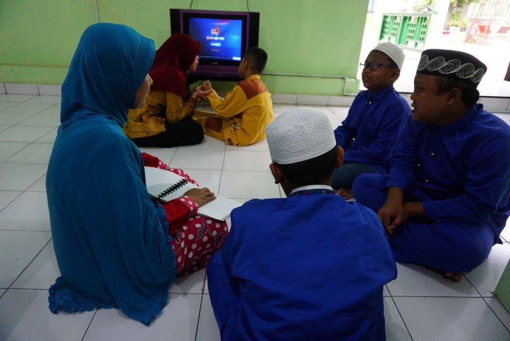 Santri tunanetra sedang belajar mengaji dan ada yang mendapatkan terapi perilaku di Pondok pesantren anak berkebutuhan khusus di Banyuwangi. IDN Times/Mohamad Ulil Albab