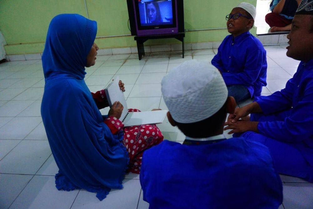 Aktivitas belajar santri tunanetra di Pondok pesantren anak berkebutuhan khusus di Banyuwangi. IDN Times/Mohamad Ulil Albab