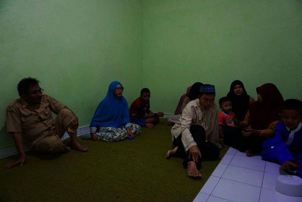 Para santri dan guru sedang berkumpul di Pondok pesantren anak berkebutuhan khusus di Banyuwangi. IDN Times/Mohamad Ulil Albab
