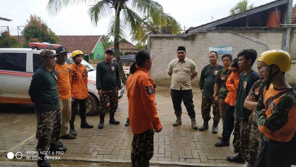 Koordinasi relawan dan Banser di lokasi bencana alam. Twitter.com/Official_Ansor