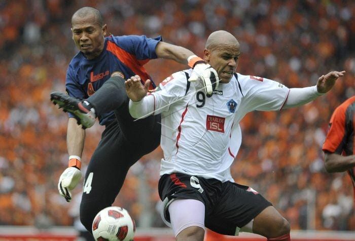 Pesepakbola Deltras Sidoarjo Cristiano Lopez (kanan) mencoba melewati hadangan penjaga gawang Persija Jakarta Hendro Kartiko (kiri) dalam pertandingan Liga Super Indonesia (LSI) di Stadion Utama Gelora Bung Karno, Jakarta, Selasa (19/10). Persija menang dengan skor 2-0. FOTO ANTARA/Prasetyo Utomo