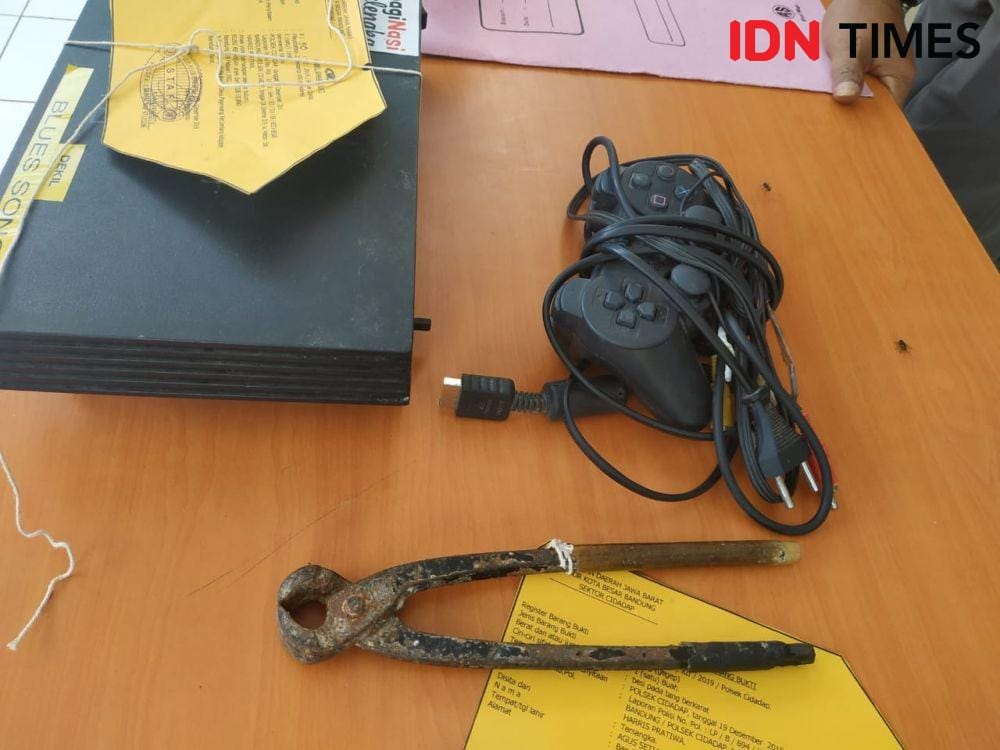 Polsek Cidadap menangkap spesialis pencuri bengkel (IDN Times.Jabar/Galih Persiana)